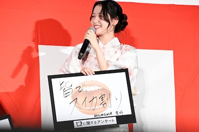 ホラー映画「口に関するアンケート」舞台挨拶に登壇したMOMONA（ME:I）