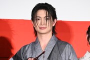 ホラー映画「口に関するアンケート」舞台挨拶に登壇した綱啓永