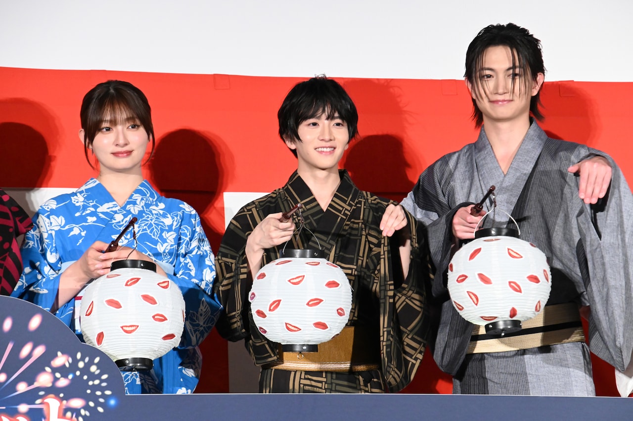 ホラー映画「口に関するアンケート」舞台挨拶の様子。左から吉川愛、板垣李光人、綱啓永
