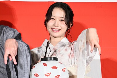 ホラー映画「口に関するアンケート」舞台挨拶に登壇したMOMONA（ME:I）