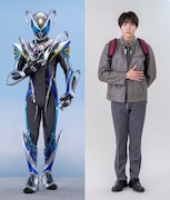 仮面ライダーマイス（左）と、秋谷郁甫扮する音澄宙。