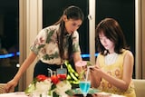 「マッチング TRUE LOVE」場面写真。左から土屋太鳳演じる輪花、豊嶋花演じる伊藤愛羅