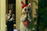 「マッチング TRUE LOVE」場面写真。ツアーのマスコットキャラクター「ラッキーちゃん」と笑顔を見せる輪花（左 / 演：土屋太鳳）