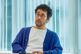 映画「見上げてごらん」場面写真。阿部寛演じる馬場明