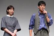 ドラマ「Tシャツが乾くまで」で夫婦役を演じている夏帆（左）と中島歩（右）