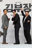 韓国ドラマ「エージェント・キム: リアクティべーティッド」キャスト写真。左からチェ・デフン、ソ・ジソブ、ユン・ギョンホ（写真提供：Yonhap News / YNA / Newscom / ゼータイメージ）