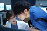 医療ドラマ「ラジエーションハウス～放射線科の診断レポート～」より、窪田正孝演じる五十嵐唯織（右）、本田翼演じる甘春杏（左）
