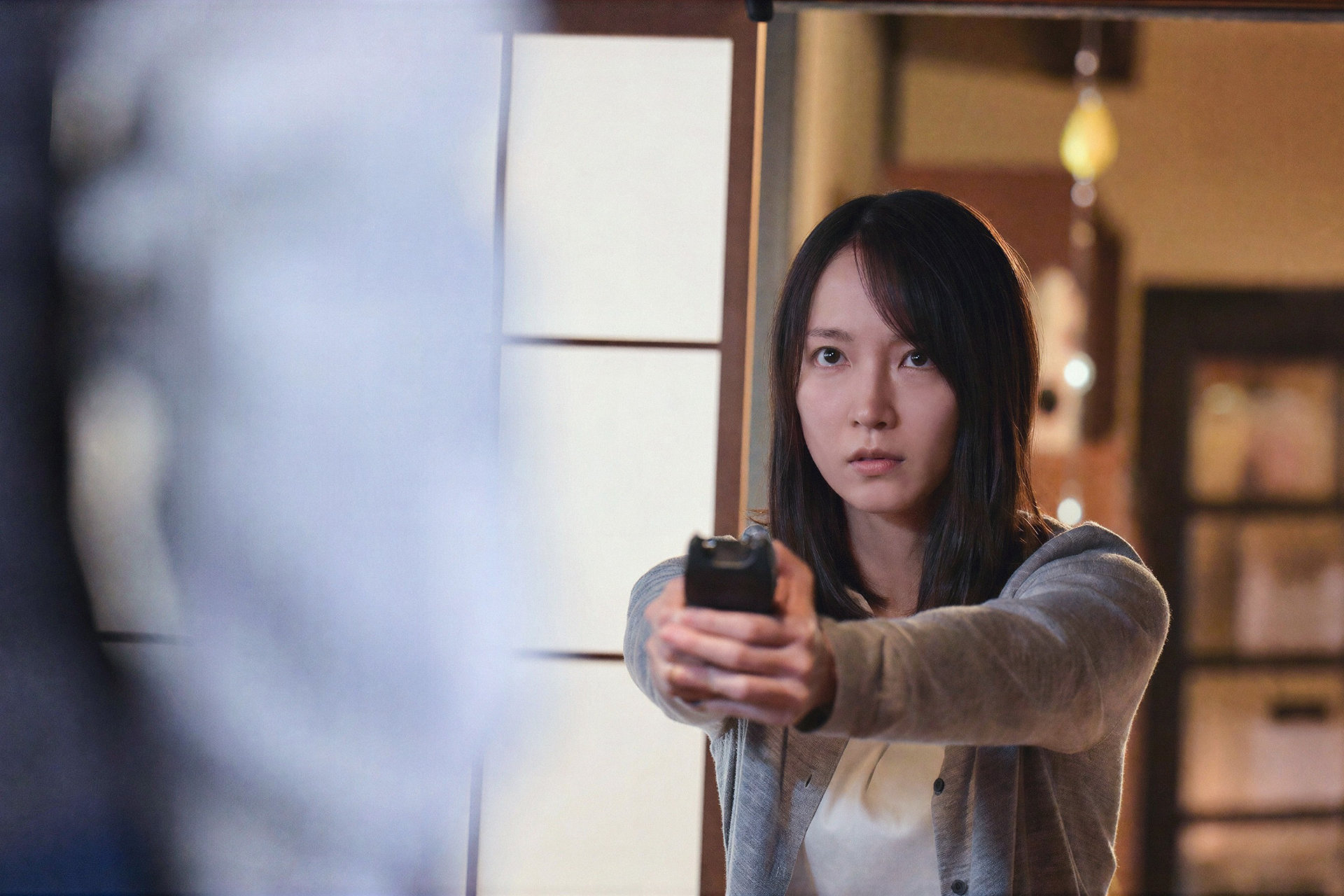 吉岡里帆×奈緒「シャドウワーク」緊迫した新写真10枚と人物相関図、北村匠海・原嘉孝の姿も