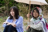 映画「シャドウワーク」場面写真。左から吉岡里帆演じる紀子、風吹ジュン演じる昭江