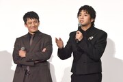映画「キングダム 魂の決戦」初日舞台挨拶より。左から小栗旬、山田裕貴