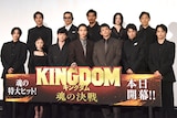 映画「キングダム 魂の決戦」初日舞台挨拶の様子。上段左から要潤、豊川悦司、坂口憲二、三吉彩花、佐藤信介監督。下段左から志尊淳、橋本環奈、吉沢亮、山﨑賢人、小栗旬、山田裕貴、神尾楓珠