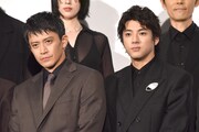 映画「キングダム 魂の決戦」初日舞台挨拶より。左から小栗旬、山田裕貴
