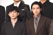 映画「キングダム 魂の決戦」初日舞台挨拶より。左から吉沢亮、山﨑賢人