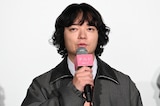 ホラー映画「チルド」初日舞台挨拶に登壇した染谷将太。監督の岩崎裕介から、「現場での存在感のなさというか、ステルス感はすごい！（笑） でもカメラが回ると化け物でした！」とたたえられた