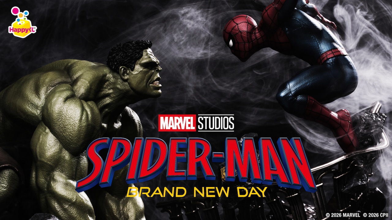 映画「スパイダーマン：ブランド・ニュー・デイ」Happyくじビジュアル。ファミリーマート、ローソン、ミニストップ、イトーヨーカドー、ホビーショップ、Happyくじオンラインなどで8月7日より販売される