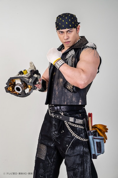 砕厄のゲンノウ（演：桜庭大翔）。イバルに仕えるスゴ腕ハンター。工房を持ち、角醒器の作製や修理を行っている。職人肌だがハンターとしても優れた実力の持ち主。角獣・砕角の力を使い、ハンマーで力強く戦う
