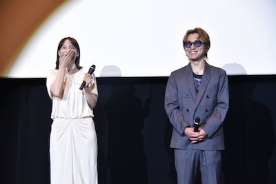 映画「平行と垂直」東京プレミア バリアフリー上映試写会にて。左からのん、安田章大