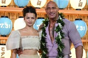 左からキャサリン・ラガイア、ドウェイン・ジョンソン