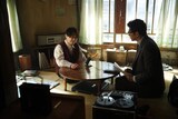 「八月の声を運ぶ男」場面写真。左から阿部サダヲ演じる九野和平、本木雅弘演じる辻原保