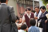 「八月の声を運ぶ男」場面写真。阿部サダヲ演じる九野和平（中央）