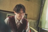 「八月の声を運ぶ男」より、阿部サダヲ演じる九野和平