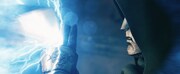 「アベンジャーズ／ドゥームズデイ」場面写真。ソーの攻撃を片手で受け止めるドクター・ドゥーム