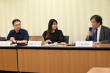 アニメーション制作作業従事者を対象とする労災保険特別加入団体「アニメ安心ネット労災保険」設立報告会見の様子。左から深田晃司、森崎めぐみ、片渕須直