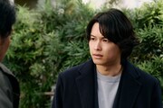 映画「白鳥とコウモリ」新場面写真。松村北斗演じる容疑者の息子・倉木和真