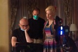 映画「隣人たち」メイキング写真。前列左から監督のブノワ・ドゥローム、キャストのジェシカ・チャステイン