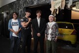 「藁にもすがる獣たち」旧丸の内TOEIでの撮影後の様子。左から城定秀夫、青木マッチョ、成宮寛貴、二ノ宮隆太郎