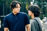 映画「mentor」場面写真。左から磯村勇斗演じる益子龍之介、末澤誠也演じる上谷拓海