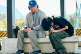 映画「mentor」場面写真。左から綾野剛演じる埜本潤、末澤誠也演じる上谷拓海