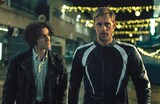 映画「ピリオン」場面写真。左からハリー・メリング演じる内気なコリン、アレクサンダー・スカルスガルド演じるバイカーのレイ