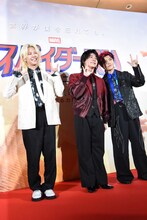 「スパイダーマン：ブランド・ニュー・デイ」レッドカーペットイベントより、Mrs. GREEN APPLEの大森元貴（中央）、若井滉斗（右）、藤澤涼架（左）