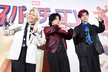 「スパイダーマン：ブランド・ニュー・デイ」レッドカーペットイベントより、Mrs. GREEN APPLEの大森元貴（中央）、若井滉斗（右）、藤澤涼架（左）