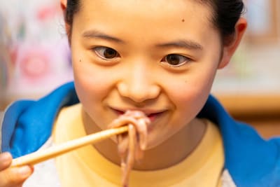 映画「さとこはいつも」 新場面写真。大好物の塩辛を見つめる中井聡子