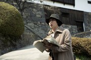 映画「八つ墓村」場面写真。尾上松也演じる金田一耕助