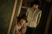 映画「八つ墓村」場面写真。尾上松也演じる金田一耕助（手前）と奥智哉演じる井川辰弥（奥）