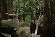 映画「八つ墓村」場面写真。左から尾上松也演じる金田一耕助、奥智哉演じる井川辰弥、堀田真由演じる森美也子