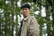 映画「八つ墓村」場面写真。小籔千豊演じる磯川警部
