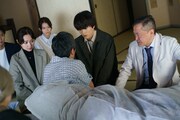 映画「八つ墓村」場面写真。堀田真由演じる森美也子、滝藤賢一演じる田治見久弥、奥智哉演じる井川辰弥ら