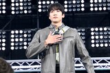 「仮面ライダーマイス」の変身ポーズを披露する秋谷郁甫