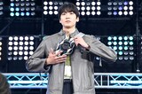 「仮面ライダーマイス」の変身ポーズを披露する秋谷郁甫