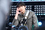 「仮面ライダーマイス」の変身ポーズを披露する秋谷郁甫