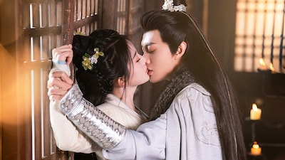 中国ドラマ「迎鳳帰 復讐の輪廻」より、キスする復讐者・姜楽瑶（左）と“冥府の使者”蕭景初（右）。マー・チウユエン（馬秋元）とホー・ジェンチー（何健麒）というショートドラマ界の2大スターが共演した