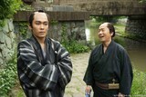 市川染五郎演じる時代劇「鬼平犯科帳 本所の銕」の主人公である若き日の平蔵こと長谷川銕三郎（左）、尾美としのり演じる密偵・相模の彦十