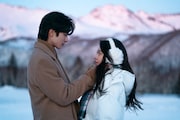 中国ドラマ「輝く太陽のように」よりソン・ウェイロン（宋威龍）演じるリン・ユーセン（左）、チャオ・ジンマイ（趙今麦）演じるニエ・シーグアン（右）。劇中では元天才神経外科医の御曹司と学生時代の恋に傷付いたヒロインの成長が描かれる