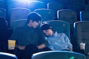 中国ドラマ「輝く太陽のように」への出演でSNSのフォロワーが170万人増加したソン・ウェイロン（宋威龍 / 左）。劇中では成熟した大人の包容力を持ちながら、相手の気持ちを尊重し、一途な思いを持ち続ける“理想的な男性像”を体現した
