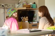 「ママがもうこの世界にいなくても 私の命の日記」場面写真。左から森田望智演じる飯島ひかり、川口春奈演じる和