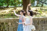 「ママがもうこの世界にいなくても 私の命の日記」場面写真。左から中島瑠菜演じる結花、松本穂香演じる遥